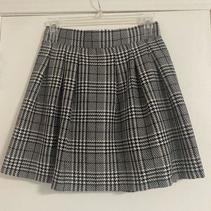 Black and white houndstooth skirt with elastic waist and zipper size 3